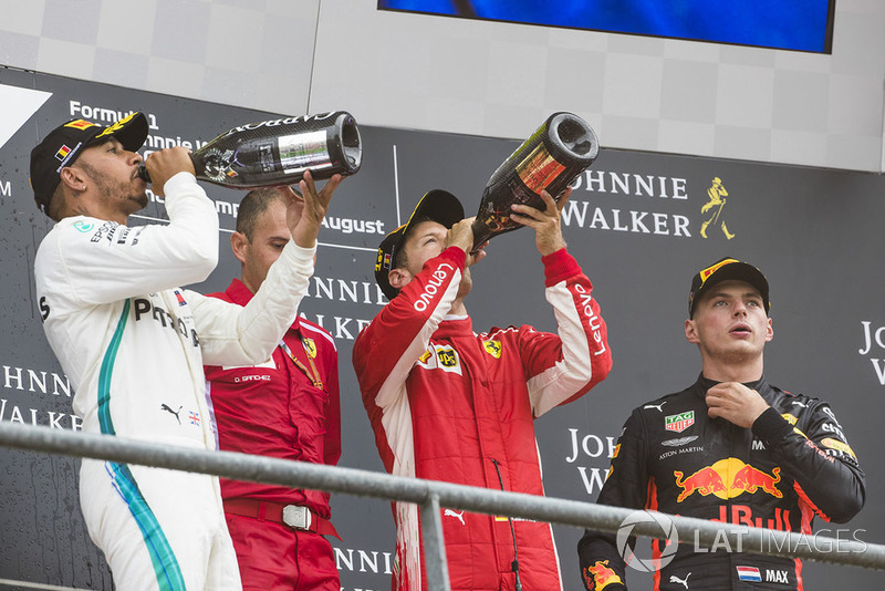 Podyum: 2. Lewis Hamilton, Mercedes AMG F1, David Sanchez, Ferrari Aerodinami Şefi, Yarış galibi Sebastian Vettel, Ferrari ve 3. Max Verstappen, Red Bull Racing