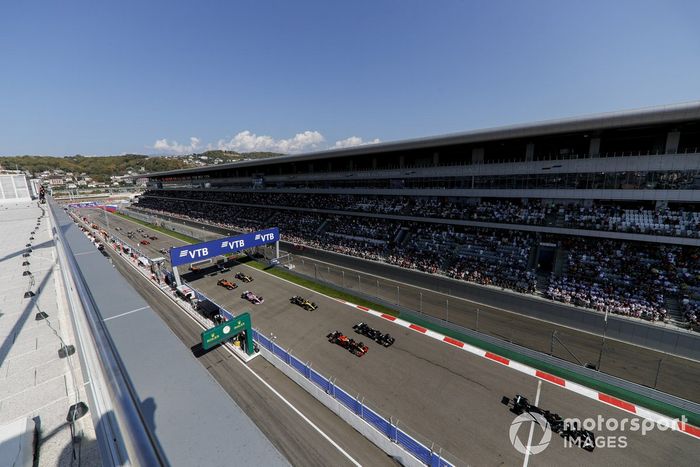 Lewis Hamilton, Mercedes F1 W11 al inicio