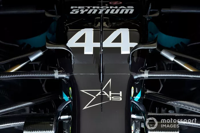 Estrella de homenaje a Anthoine Hubert en el frente del Mercedes F1 W11 EQ de Lewis Hamilton. 