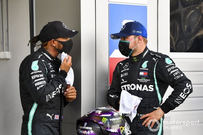 Ganador de la pole position Lewis Hamilton, Mercedes-AMG F1, y tercero Valtteri Bottas, Mercedes F1 W11, en Parc Ferme