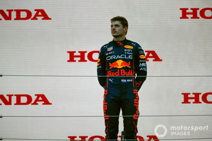 Podio: ganador y campeón del mundo Max Verstappen, Red Bull Racing