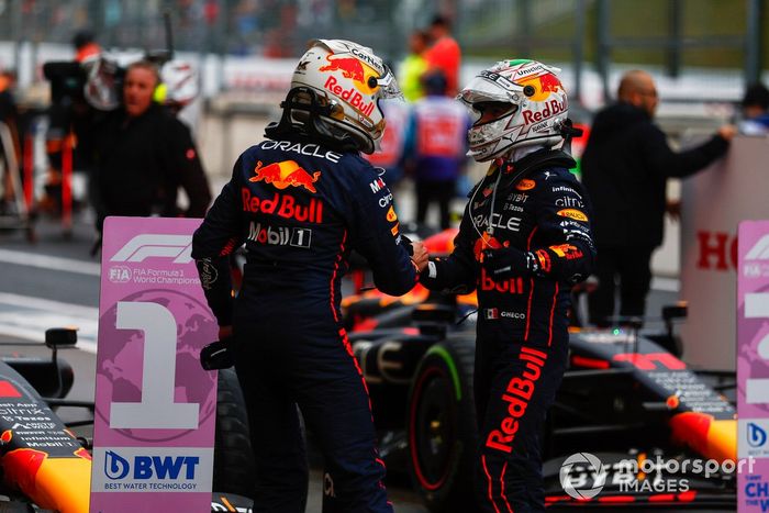 Max Verstappen, Red Bull Racing, 1ª posición, celebra en el Parc Ferme con Sergio Pérez, Red Bull Racing, 2ª posición