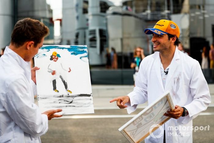 Lando Norris, McLaren y Carlos Sainz Jr. pintan para un la televisión