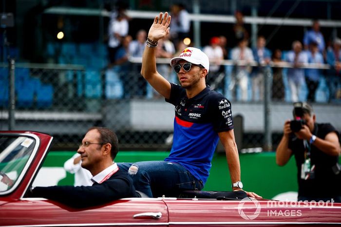Pierre Gasly, Toro Rosso, en el desfile de pilotos