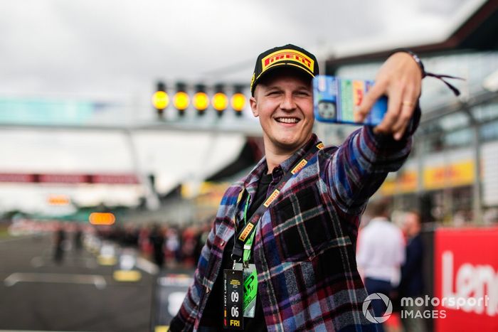 El invitado de las Pirelli Hot Laps, Sam Fane, se hace un selfie en la parrilla de salida