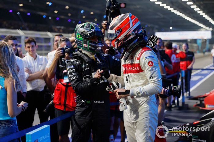 Lucas di Grassi, Venturi Racing, 1ª posición, es felicitado por Jake Dennis, Andretti Motorsport, 2ª posición, en el Parc Ferme