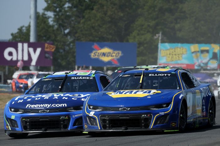 Chase Elliott, Hendrick Motorsports Chevrolet, Daniel Suarez, Trackhouse Chevrolet