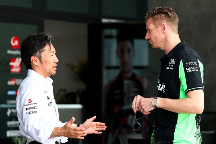 Nico Hulkenberg, Sauber, Ayao Komatsu, Haas F1 Team