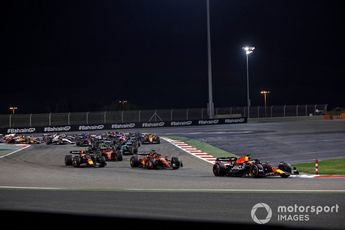 Max Verstappen, Red Bull Racing RB19, Charles Leclerc, Ferrari SF-23, Sergio Pérez, Red Bull Racing RB19, Carlos Sainz, Ferrari SF-23, Fernando Alonso, Aston Martin AMR23, el resto de la parrilla en la primera vuelta.