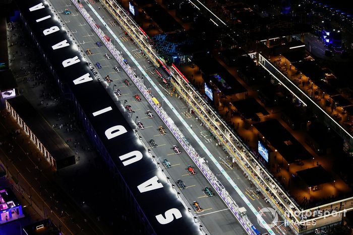 Sergio Pérez, Red Bull Racing RB19, Fernando Alonso, Aston Martin AMR23, se preparan para liderar la salida.