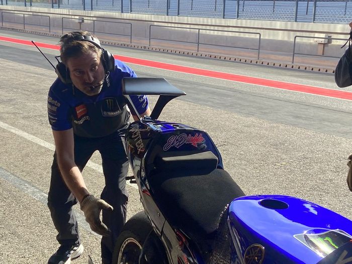 Detalle de la moto de Yamaha M1 con el nuevo alerón en el colín