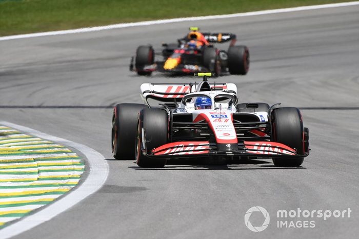 Mick Schumacher, Haas VF-22, Sergio Pérez, Red Bull Racing RB18