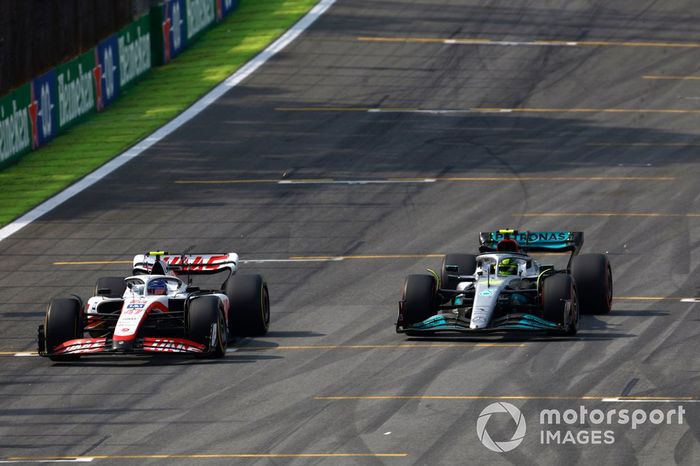 Lewis Hamilton, Mercedes W13, adelanta a Mick Schumacher, Haas VF-22