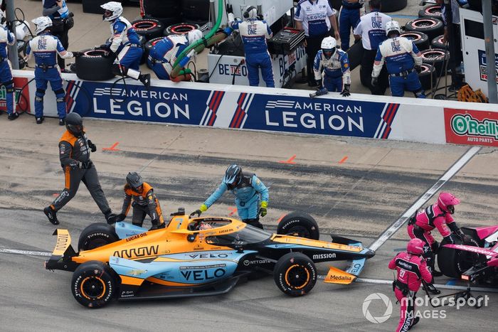 Alexander Rossi, Arrow McLaren Chevrolet, Kyle Kirkwood, Andretti Autosport Honda chocan en boxes