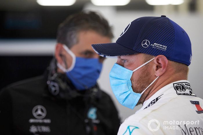 Valtteri Bottas wears a protective mask in the garage