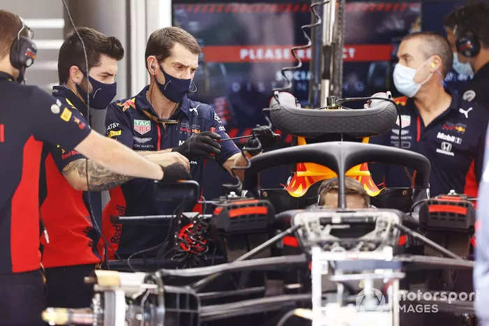 Los mecánicos de Red Bull trabajan en un monoplaza en el garaje del equipo