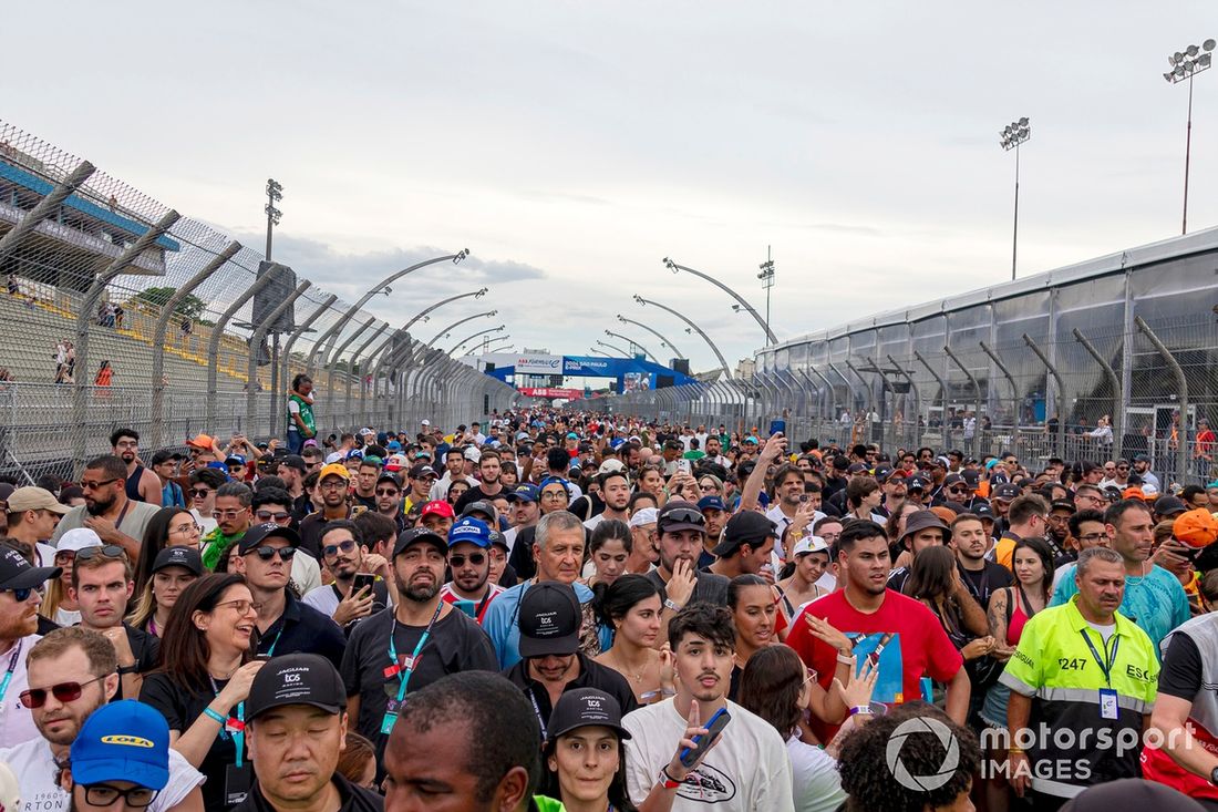 Aficionados e invitados se reúnen en la parrilla para asistir a la ceremonia del podio