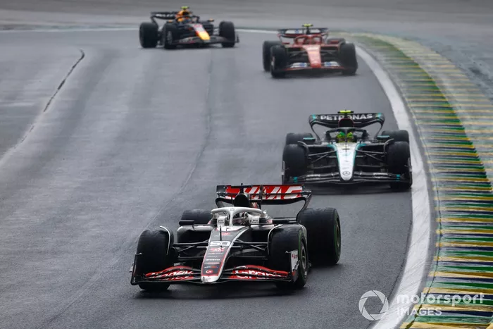 Oliver Bearman, Haas VF-24, Lewis Hamilton, Mercedes F1 W15, Carlos Sainz, Ferrari SF-24, Sergio Pérez, Red Bull Racing RB20
