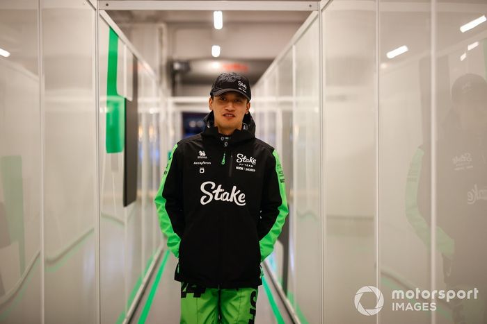 Zhou Guanyu, Stake F1 Team KICK Sauber, en el garaje