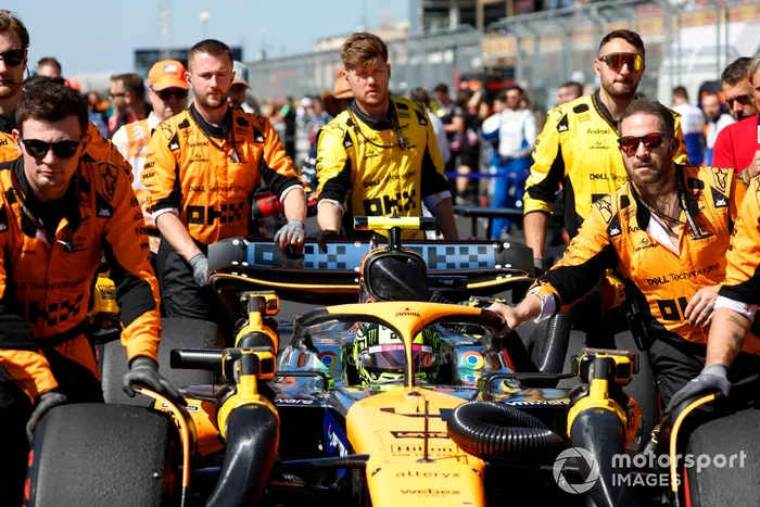 Los mecánicos empujan a Lando Norris, McLaren MCL38, a su puesto en parrilla