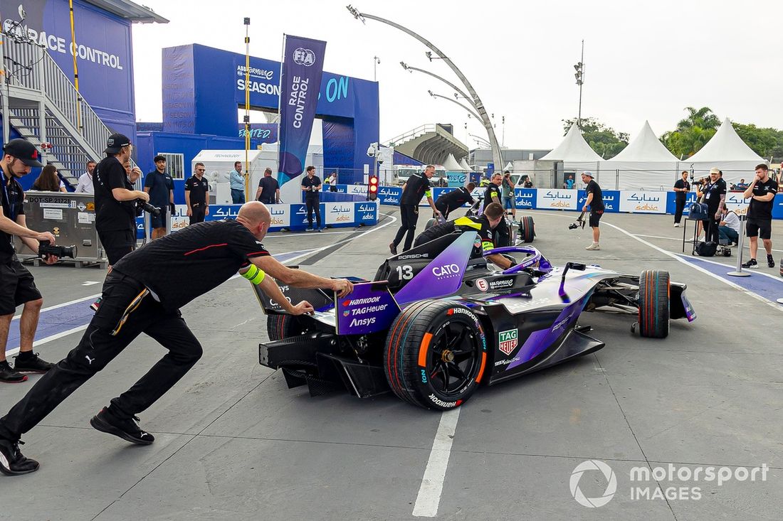 Mecánicos empujan el coche de Antonio Félix da Costa TAG Heuer Porsche Formula E Team Porsche 99X Electric Gen