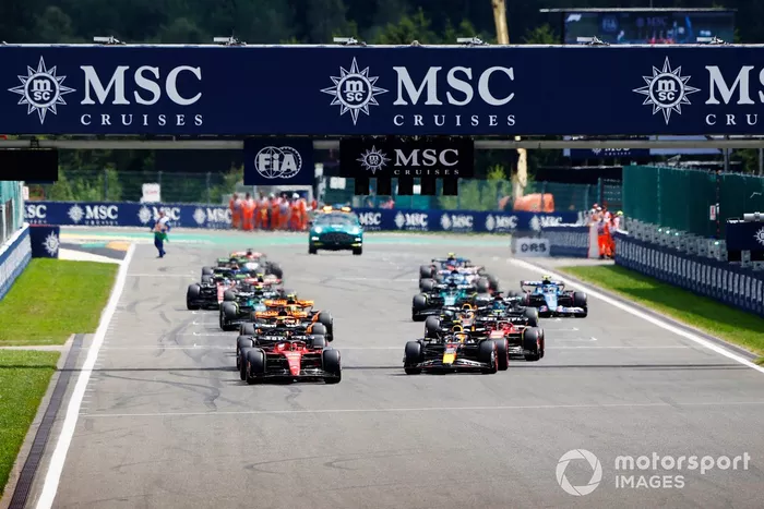 Charles Leclerc, Ferrari SF-23, Sergio Pérez, Red Bull Racing RB19, Lewis Hamilton, Mercedes F1 W14, Carlos Sainz, Ferrari SF-23, Oscar Piastri, McLaren MCL60, Max Verstappen, Red Bull Racing RB19, el resto de la parrilla en la salida.