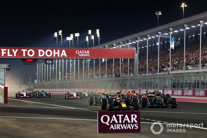 Max Verstappen, Red Bull Racing RB19, Lewis Hamilton, Mercedes F1 W14, Oscar Piastri, McLaren MCL60, Fernando Alonso, Aston Martin AMR23, el resto de la parrilla en la salida.