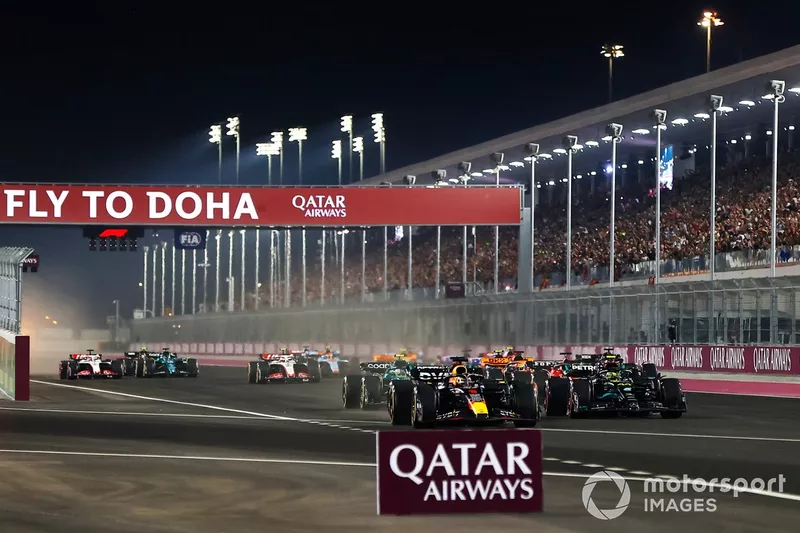 Max Verstappen, Red Bull Racing RB19, Lewis Hamilton, Mercedes F1 W14, Oscar Piastri, McLaren MCL60, Fernando Alonso, Aston Martin AMR23, il resto dello schieramento al via