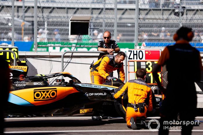 Lando Norris, McLaren MCL60, en boxes con los mecánicos