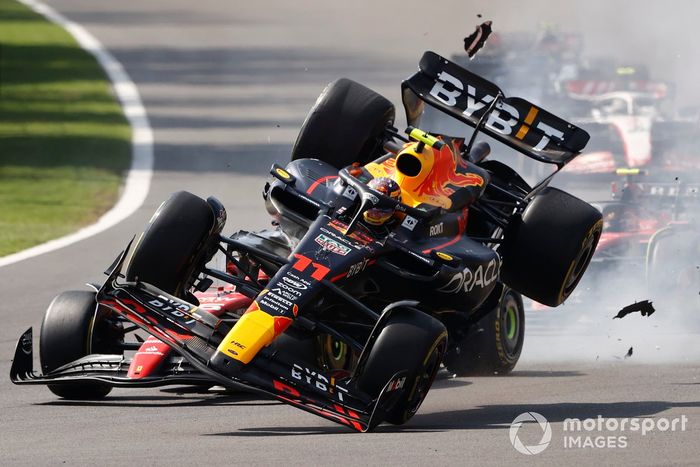 Charles Leclerc, Ferrari SF-23, Sergio Pérez, Red Bull Racing RB19, se tocan en la salida provocando el accidente del mexicano.