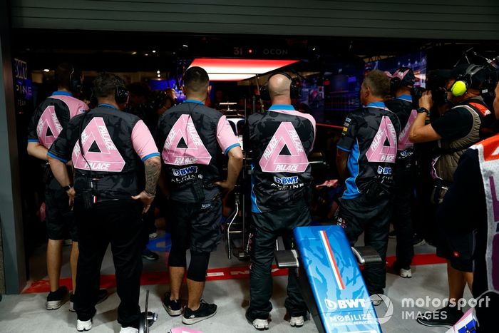 Mecánicos de Alpine F1 fuera del garaje