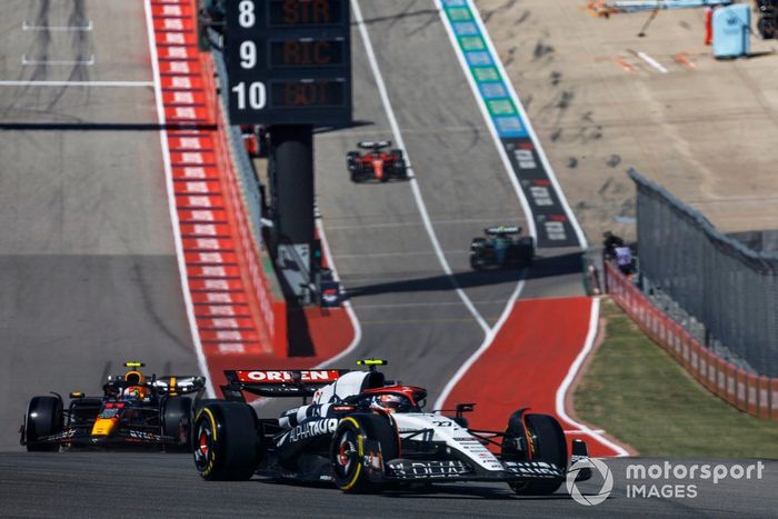 Yuki Tsunoda, AlphaTauri AT04, Sergio Pérez, Red Bull Racing RB19, Fernando Alonso, Aston Martin AMR23