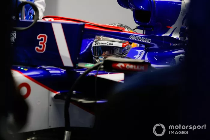 Daniel Ricciardo, Visa Cash App RB F1 Team, en el garaje