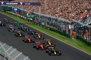 Max Verstappen, Red Bull Racing RB20 el campo en la salida de la carrera