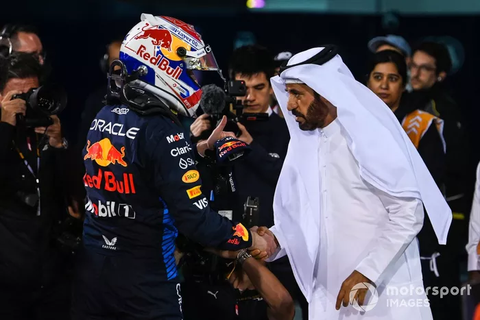 Max Verstappen, Red Bull Racing, est félicité par Mohammed bin Sulayem, président de la FIA, au Parc Ferme.