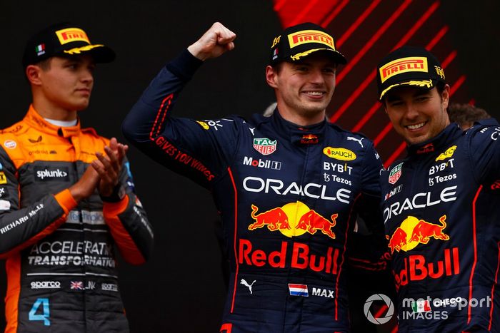 Podio: ganador Max Verstappen, Red Bull Racing, segundo lugar Sergio Pérez, Red Bull Racing