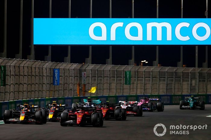 Charles Leclerc, Ferrari F1-75, Max Verstappen, Red Bull Racing RB18, Carlos Sainz Jr., Ferrari F1-75, Sergio Pérez, Red Bull Racing RB18, el resto del pelotón