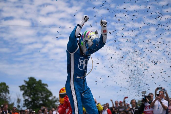Josef Newgarden, el Chevrolet del equipo Penske, celebra en el carril de la victoria