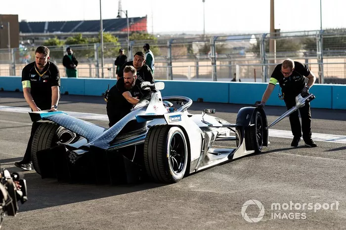 Meccanici spingono l'auto di Nyck De Vries, Mercedes Benz EQ, EQ Silver Arrow 01 in garage