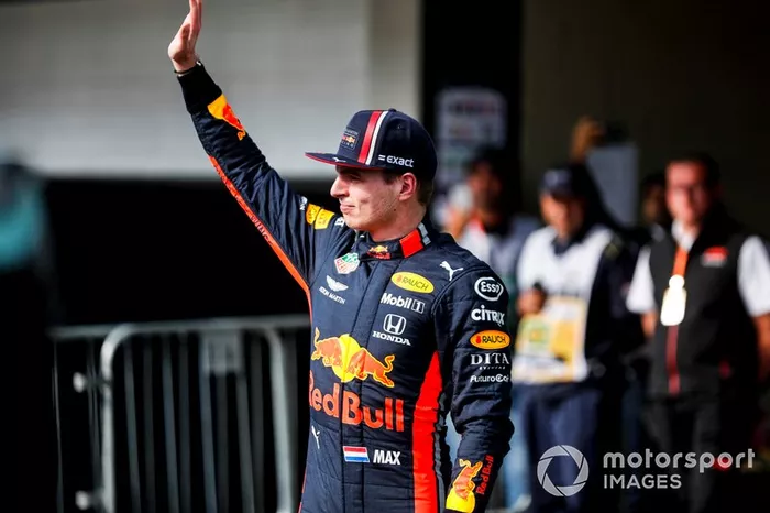 Il poleman Max Verstappen, Red Bull Racing, festeggia nel parco chiuso