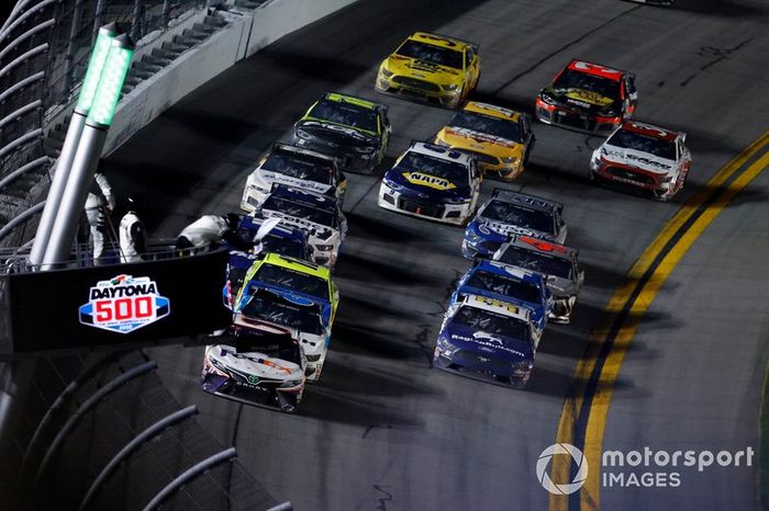 Denny Hamlin, Joe Gibbs Racing, Toyota Camry FedEx Express, Ryan Newman, Roush Fenway Racing, Ford Mustang Koch Industries, Ryan Blaney, Team Penske, Ford Mustang Menards / Peak, última vuelta