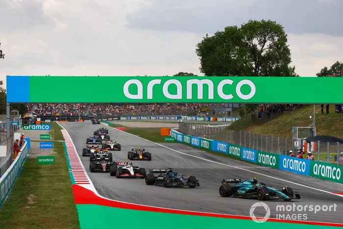 Fernando Alonso, Aston Martin AMR23, George Russell, Mercedes F1 W14, Nico Hulkenberg, Haas VF-23, Zhou Guanyu, Alfa Romeo C43, el resto del pelotón en la vuelta de formación.
