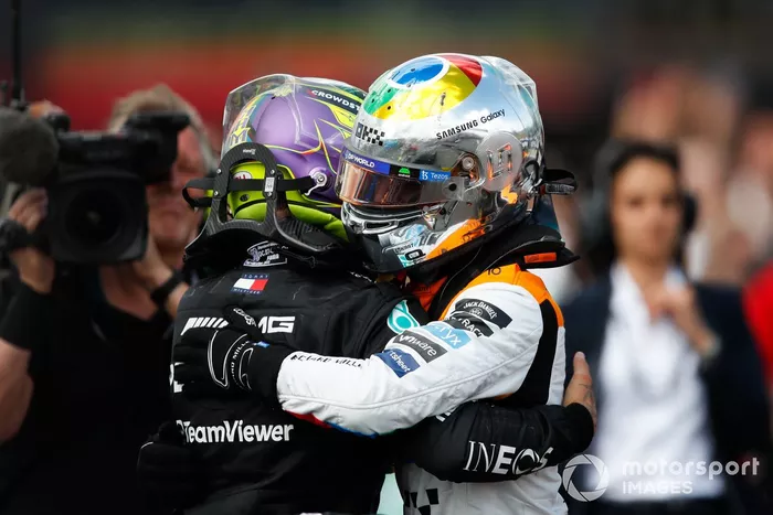 Lewis Hamilton, Mercedes-AMG, 3ª posición, Lando Norris, McLaren, 2ª posición, se felicitan mutuamente en Parc Ferme