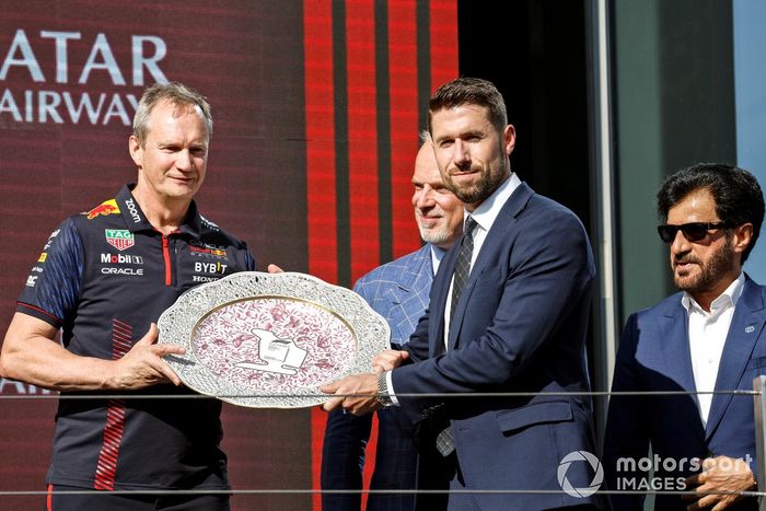 Paul Monaghan, Ingeniero Jefe de Red Bull Racing, recibe el trofeo de Constructores para Red Bull Racing.