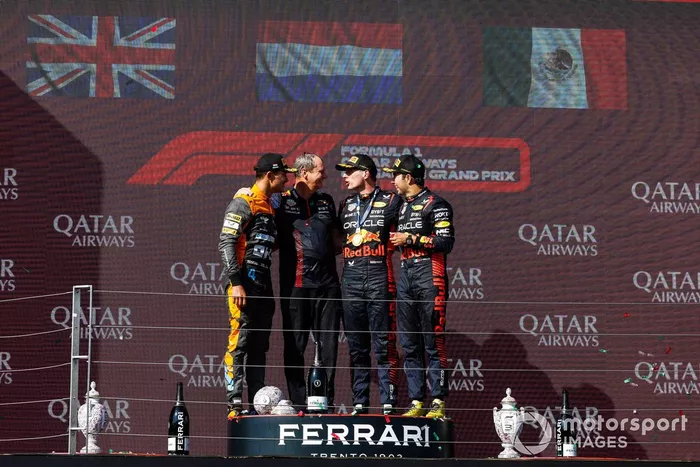 Lando Norris, McLaren, 2ª posición, Paul Monaghan, Ingeniero Jefe, Red Bull Racing, Max Verstappen, Red Bull Racing, 1ª posición, Sergio Pérez, Red Bull Racing, 3ª posición, charla en el podio.