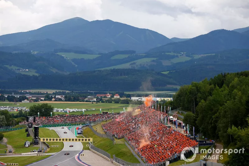 Max Verstappen, Red Bull Racing RB19, Charles Leclerc, Ferrari SF-23, Carlos Sainz, Ferrari SF-23, nel giro di formazione mentre dalla tribuna esce fumo arancione