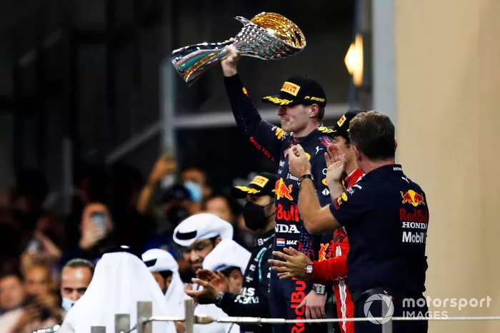Podio: campeón de pilotos de 2021, Max Verstappen, Red Bull Racing,  Christian Horner, director del equipo, Red Bull Racing