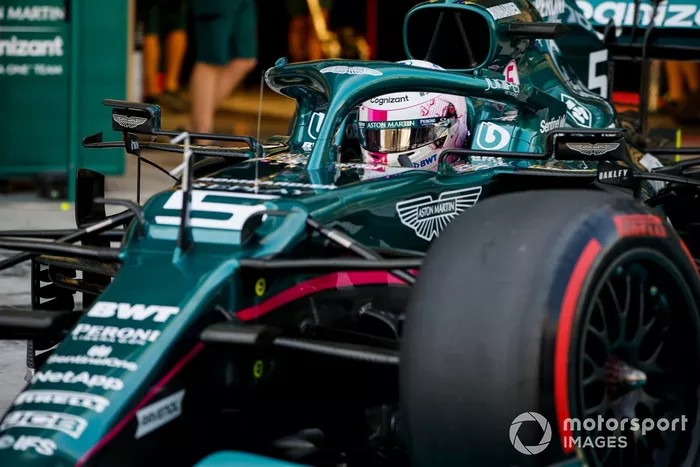 Sebastian Vettel, Aston Martin AMR21 adaptado (muleto) con los Pirelli de 18 pulgadas 
