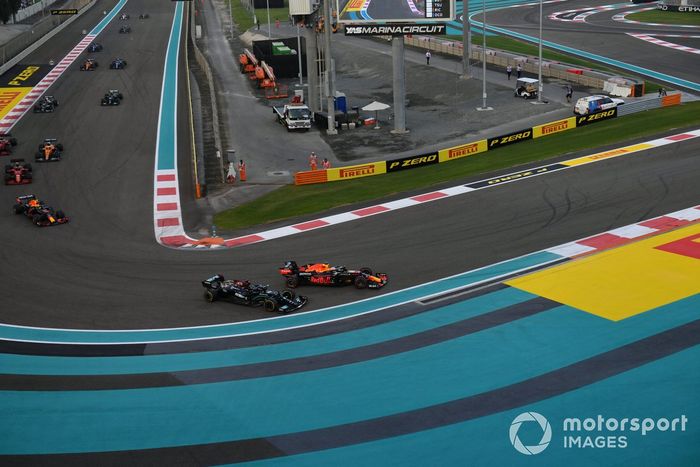 Max Verstappen, Red Bull Racing RB16B, lucha con Lewis Hamilton, Mercedes W12, en la primera vuelta