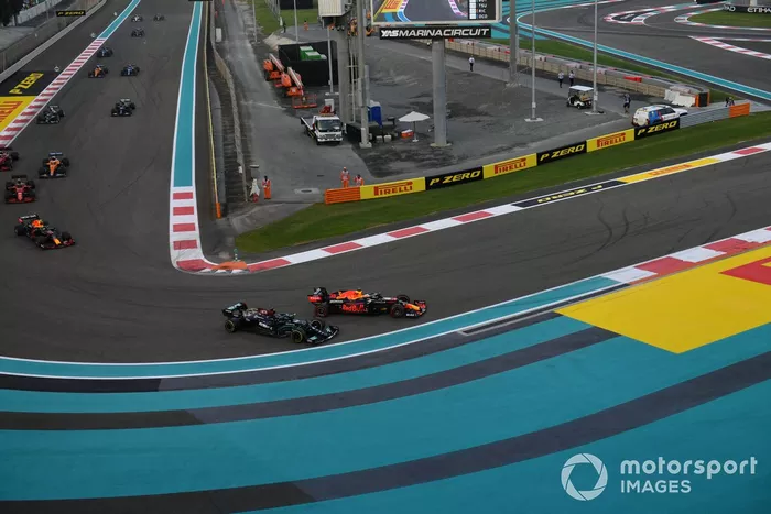 Max Verstappen, Red Bull Racing RB16B, lucha con Lewis Hamilton, Mercedes W12, en la primera vuelta